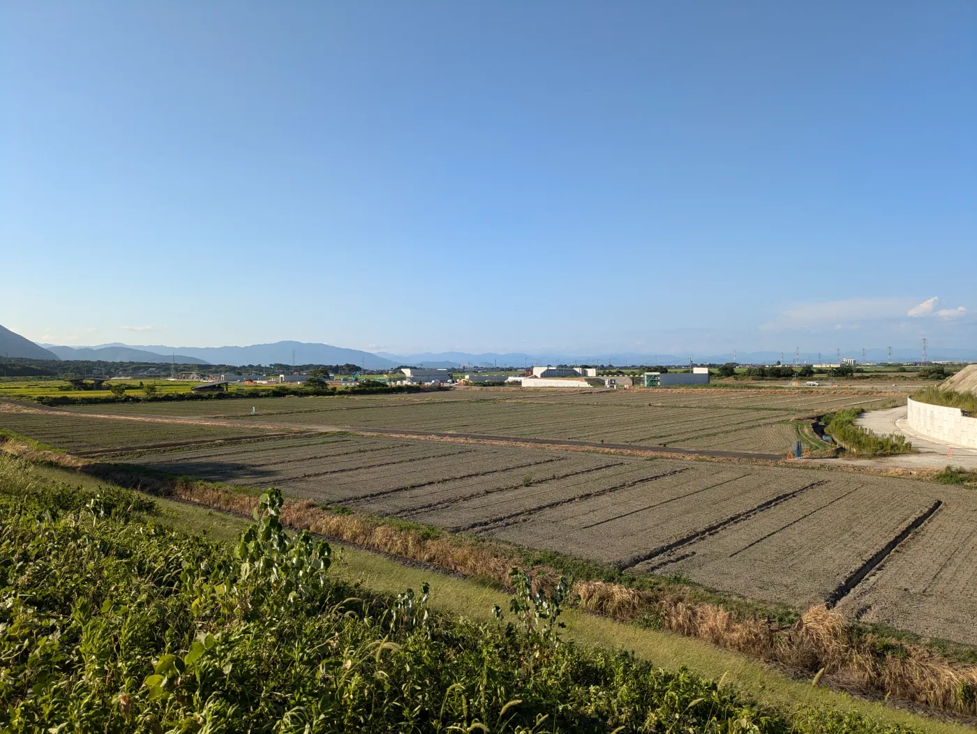 建設現場のまわりの田園風景