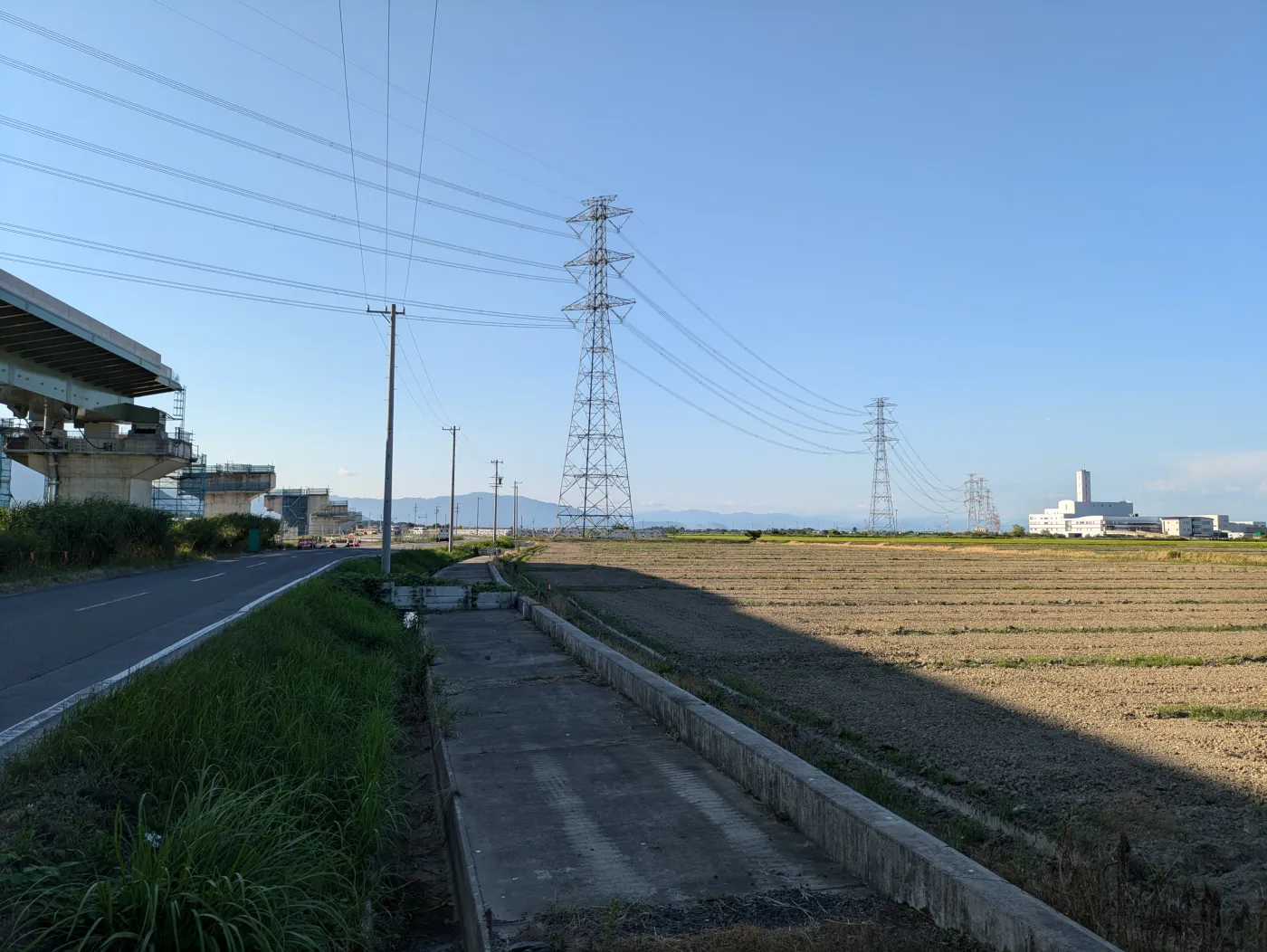 建設中の橋脚と送電線