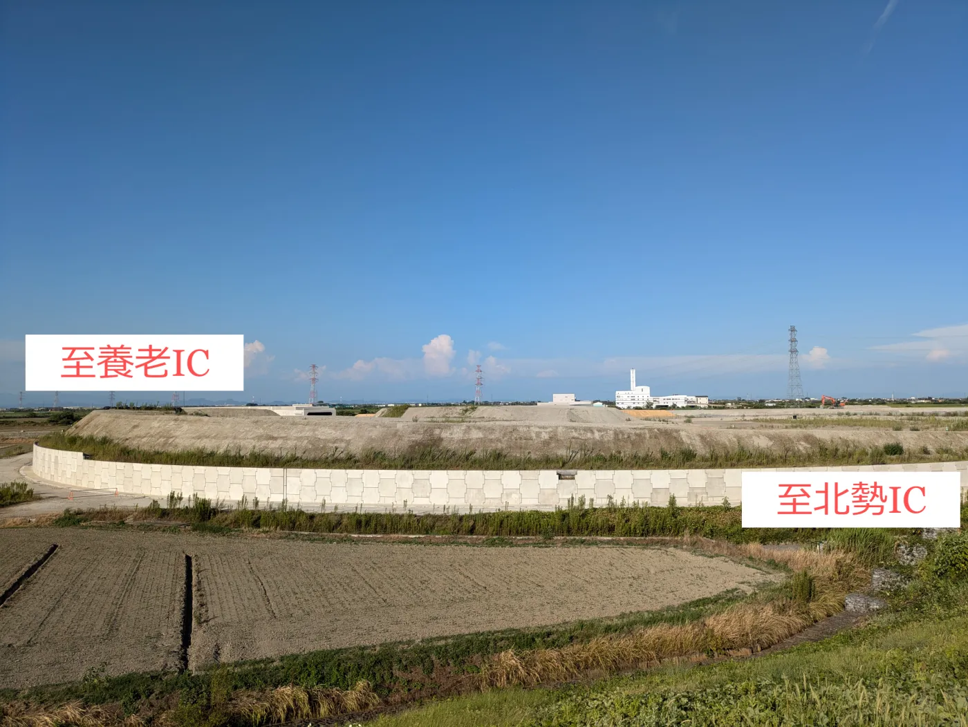 海津スマートIC付近の建設現場。左が養老IC方面、右が北勢IC(現在のいなべIC)方面